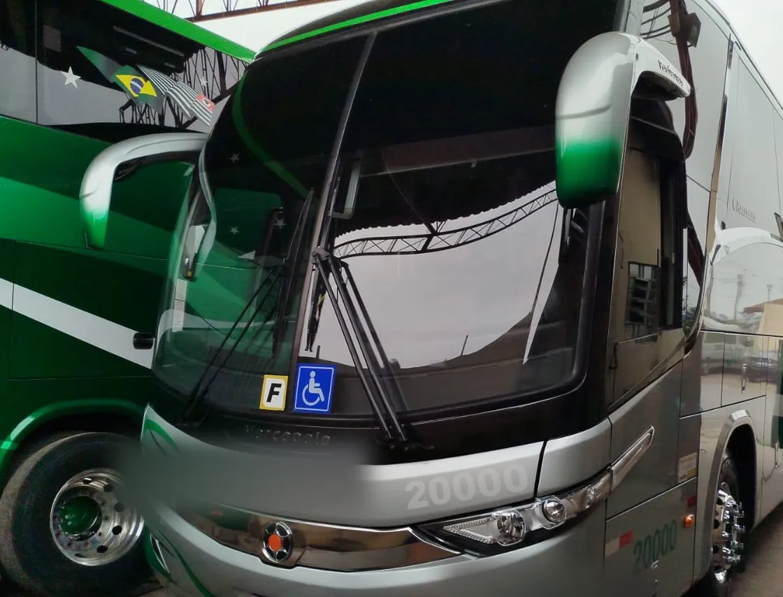 Para-brisa do ônibus com o símbolo de acessibilidade para cadeirantes